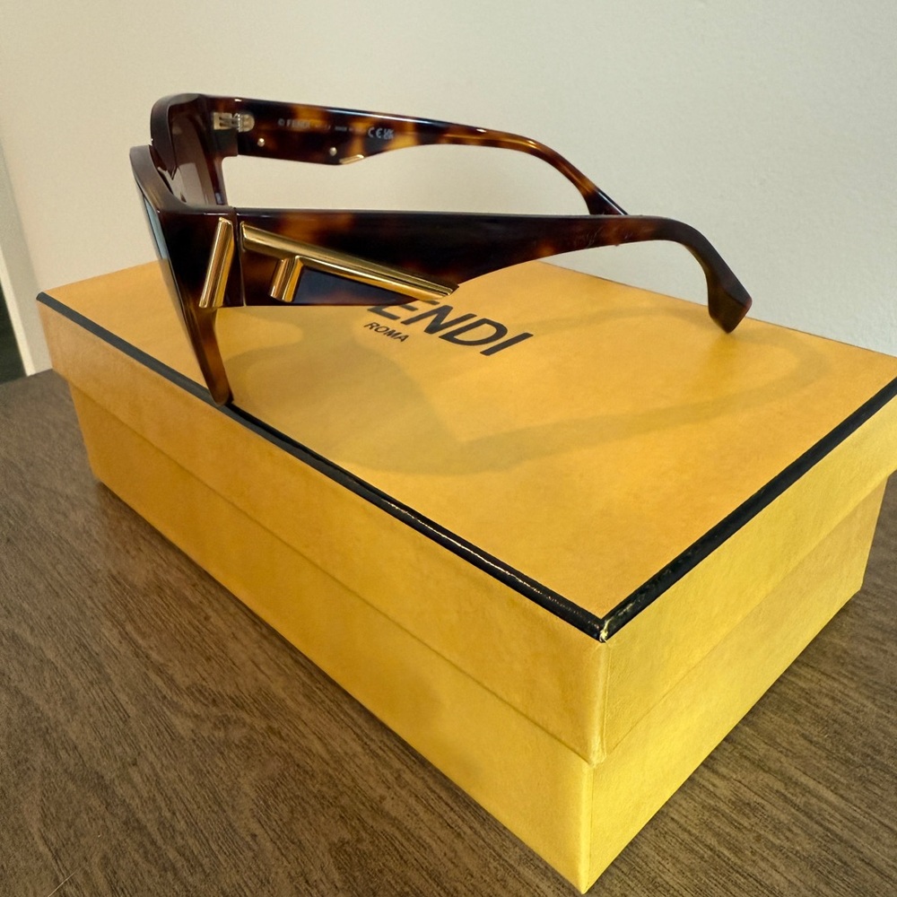 NWOT FENDI First Brown Tortoise Oversized Round Luxury Designer Sunglasses - Picture 2 of 15